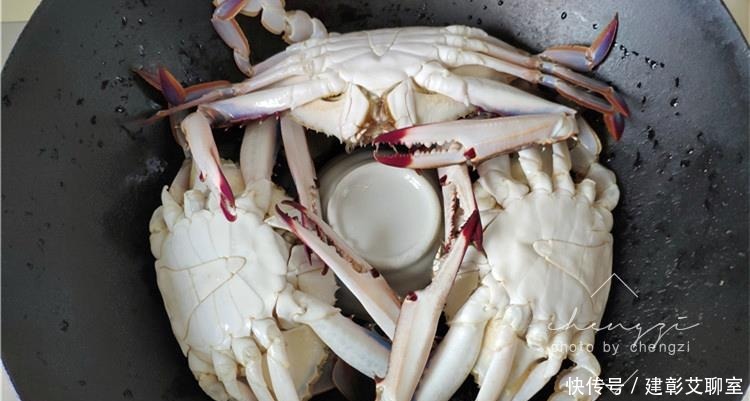 真鲜|螃蟹别傻傻只会用清水蒸,学会老渔民这1招,营养不流失,真鲜!