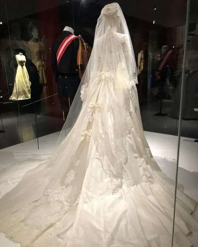 蕾丝|各国王妃的婚礼头纱设计,丹麦王妃的最华丽、梅根的很用心