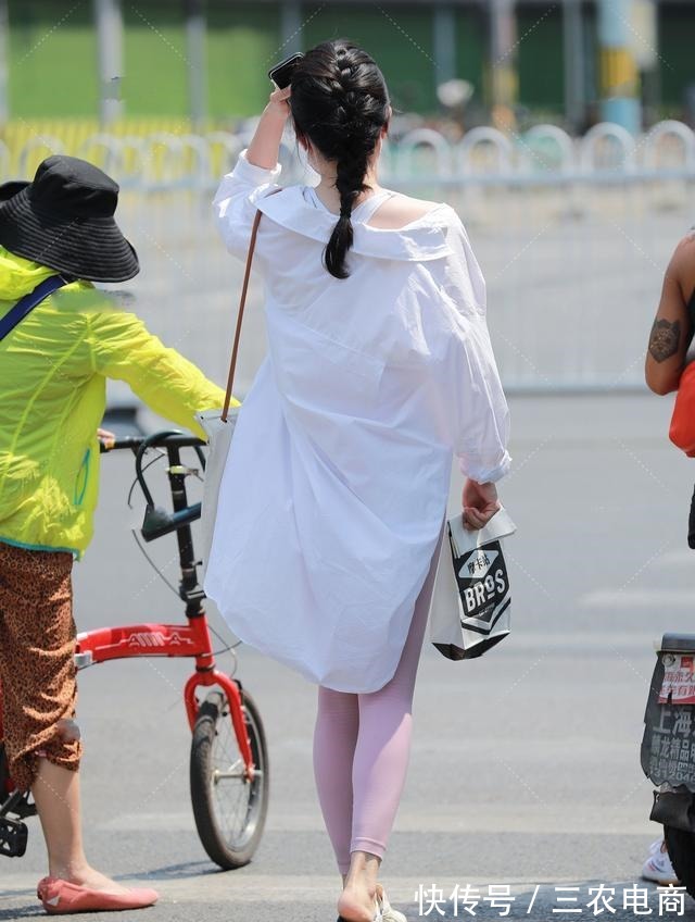 搭配 亮白色长风衣搭配粉色运动裤,清爽明朗,简约时尚!