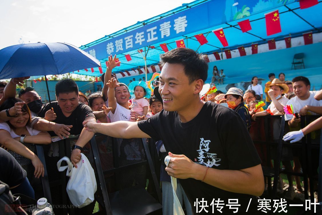 阿麦从军|国庆第二天浙江一景区人山人海，据说来了七位明星，看看谁来了