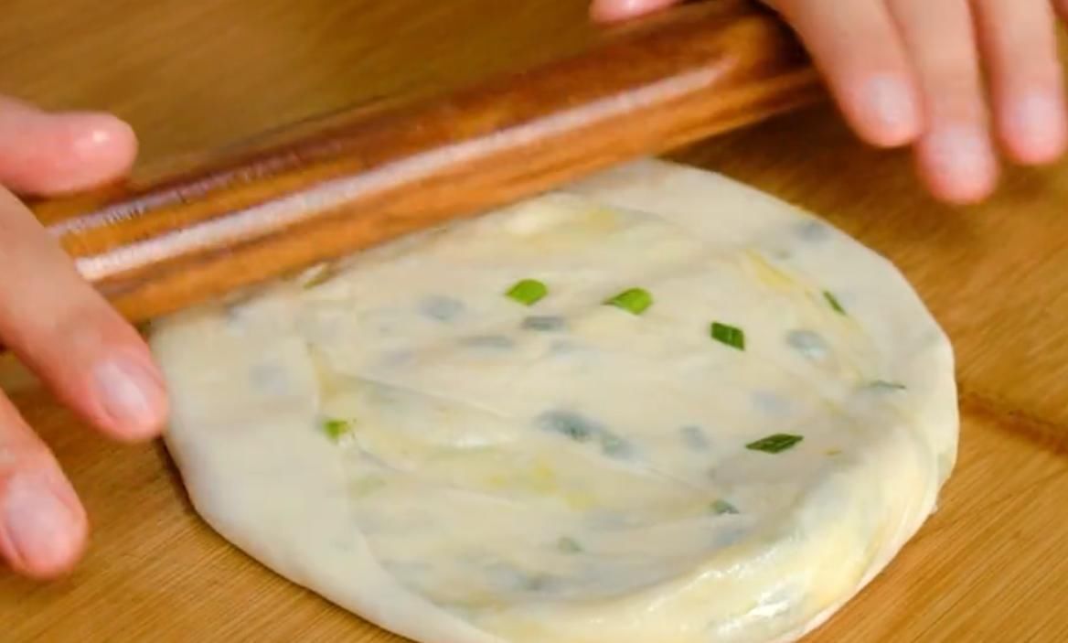 葱花饼|经典美食“葱花饼”,葱香四溢,酥脆可口,好吃到停不下来