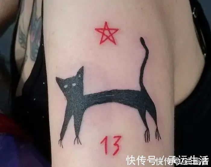 纹身师!不会画画的纹身师,纹出歪扭的小纹身,生涩俏皮让人忍俊不禁