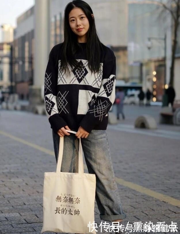 高腰衫|街拍:清新典雅的小姐姐,黑色高腰衫配白色短裤,时尚与性感兼具