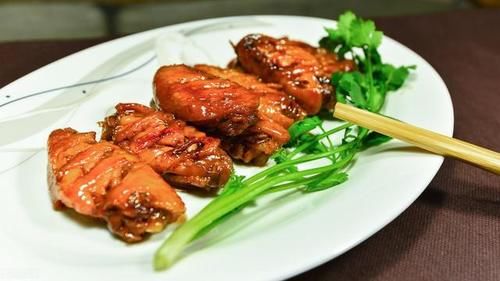 制作可乐鸡翅时，先放鸡翅，顺序都错了，难怪味道不好吃