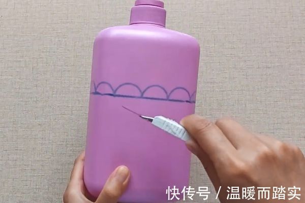 变废为宝|洗发水瓶不要扔，瓶身切一刀，放在卫生间，全家人都要抢着用