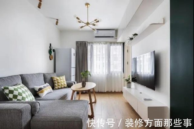 玻璃门|68平现代风一居室,厨房的玻璃门隔断和吧台设计,好看又实用