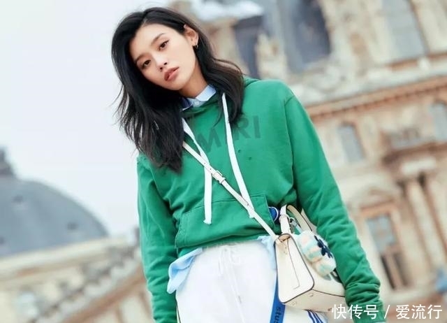 今年开春不流行单穿卫衣了,建议叠穿混搭,这3种搭配可以参考