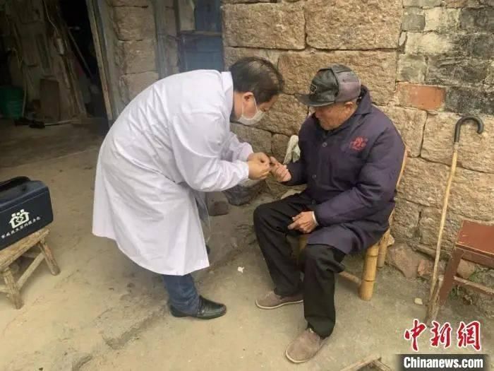 下蛋|这幅画风清奇的“公鸡下蛋图”,刷屏了!