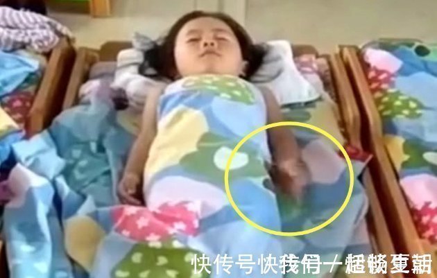 精神状态|老师将一孩子午睡发群里,家长群一下炸了,亲妈认领:我家娃没错