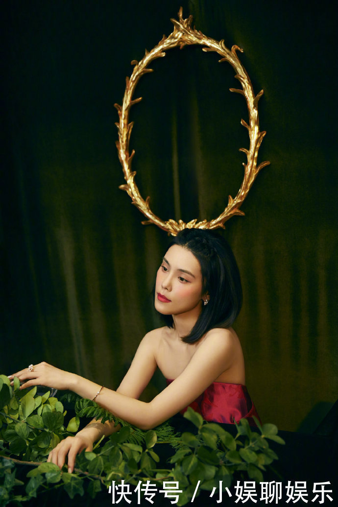 韩丹桐复古油画大片,宛若绿野仙踪中走出的古典美人