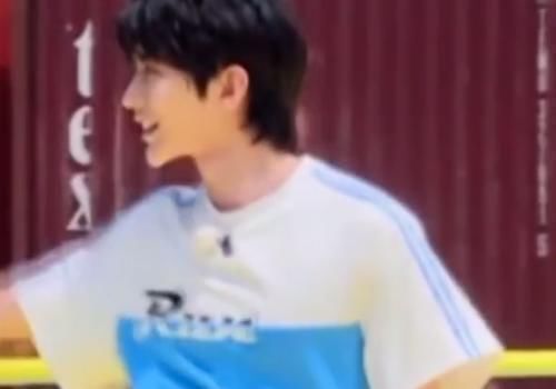 蔡徐坤|蔡徐坤玩游戲不小心到女嘉賓懷中，看到女孩的表情，是我沒錯