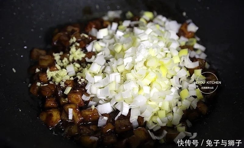 纯素馅大包子,比肉馅的汤汁丰富,吃着更香