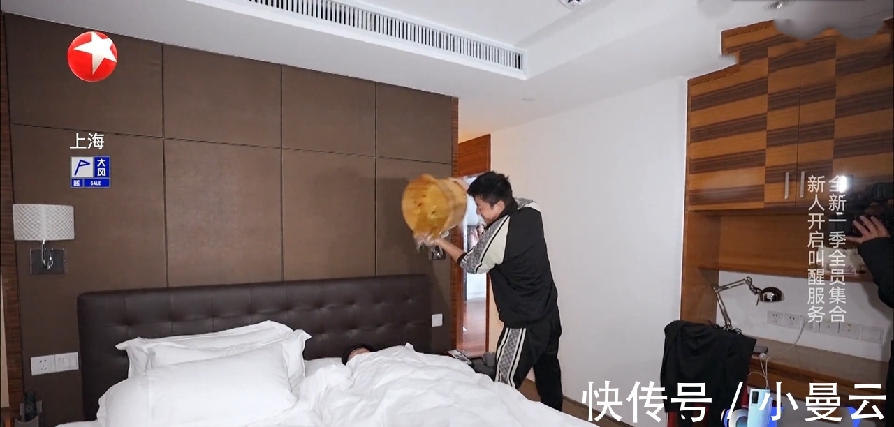 满头|《极挑》王迅被泼水叫醒,郭京飞满头雪,方式不同背后是咖位现实