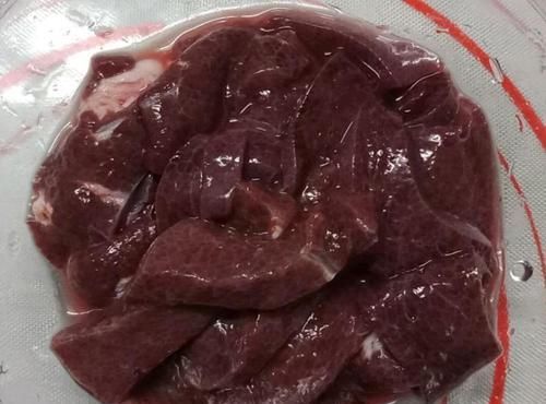  猪肝|炒猪肝要不要焯水？很多人做错，学会这方法，猪肝滑嫩不老