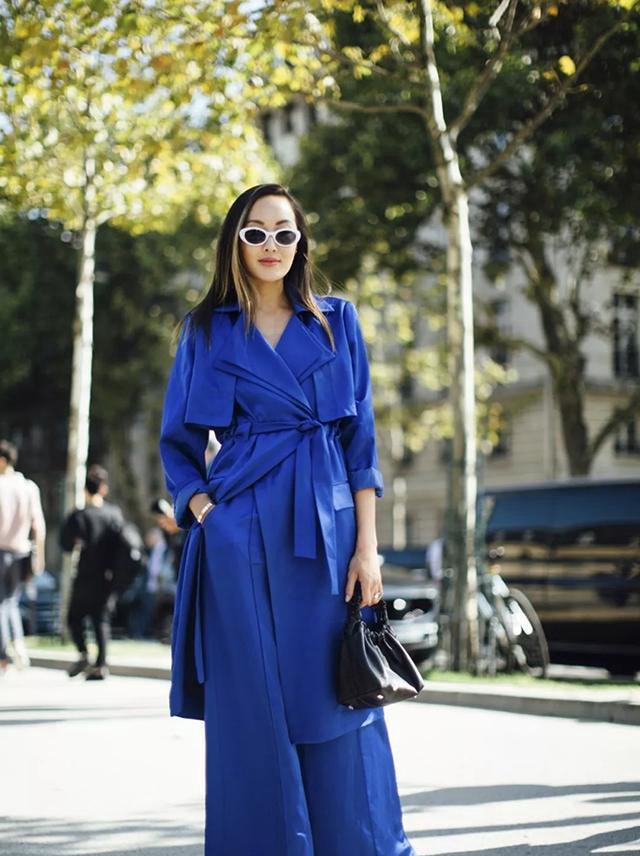 过了三十岁的女人，多穿亮肤色，皮肤衬得光彩照人