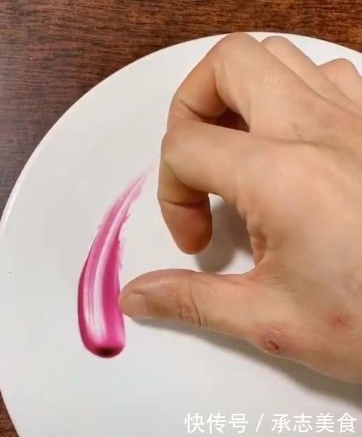 活力性!美术生在盘子上画画,刚开始太简单了,结尾画成了我吃不起的样子