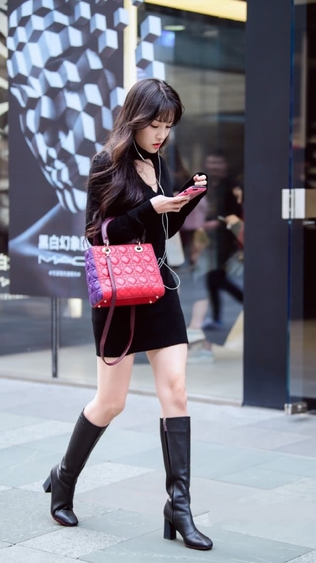 小姐姐|美女这身穿搭时髦气质,丝绒连衣裙搭配长筒靴太吸睛