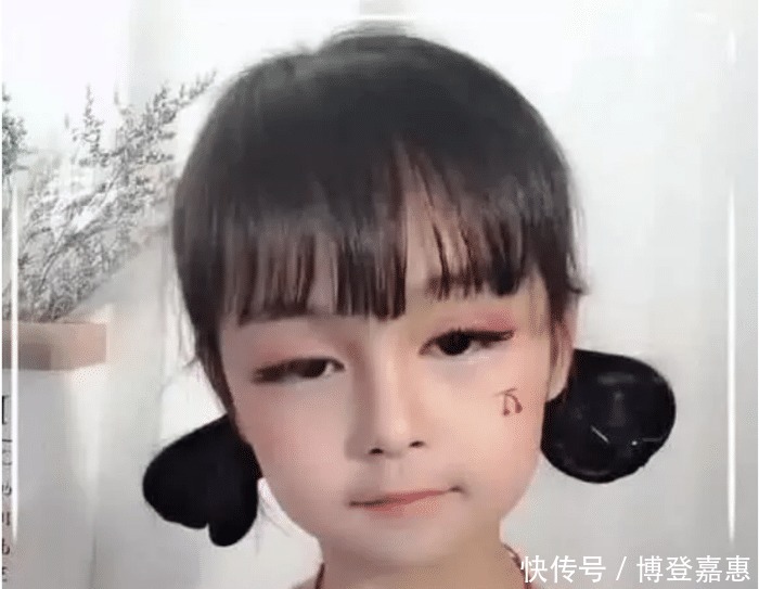 小学生女孩学妈妈化妆,大浓妆却惊到众人,网友:还不如不化!