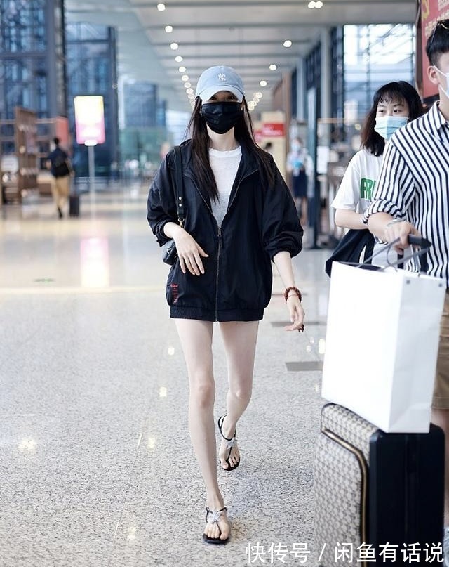 打扮|刘浩存真会打扮自己,光腿配男友外套秀身材,笑出月牙眼像学生妹