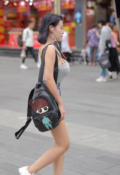 美女将牛仔裤物尽其用,这样的体型走路比较累,也不敢跑