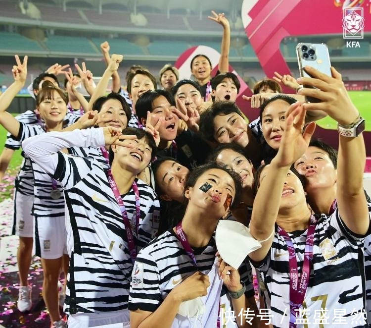 韩国女足|依然微笑创造最佳战绩，韩国女足赛后愉快合影留念！