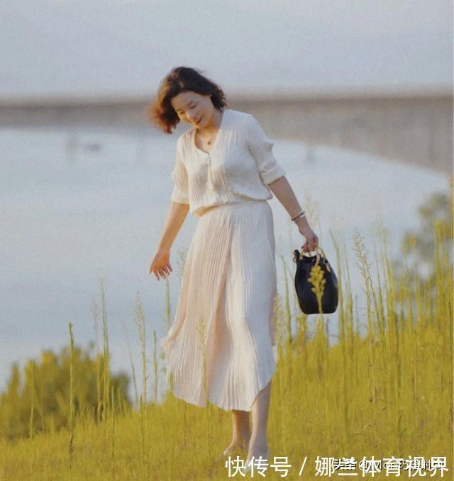 蕾丝|别让年龄限制你的时尚!50岁女人穿衣要“得体”,不显老也不装嫩