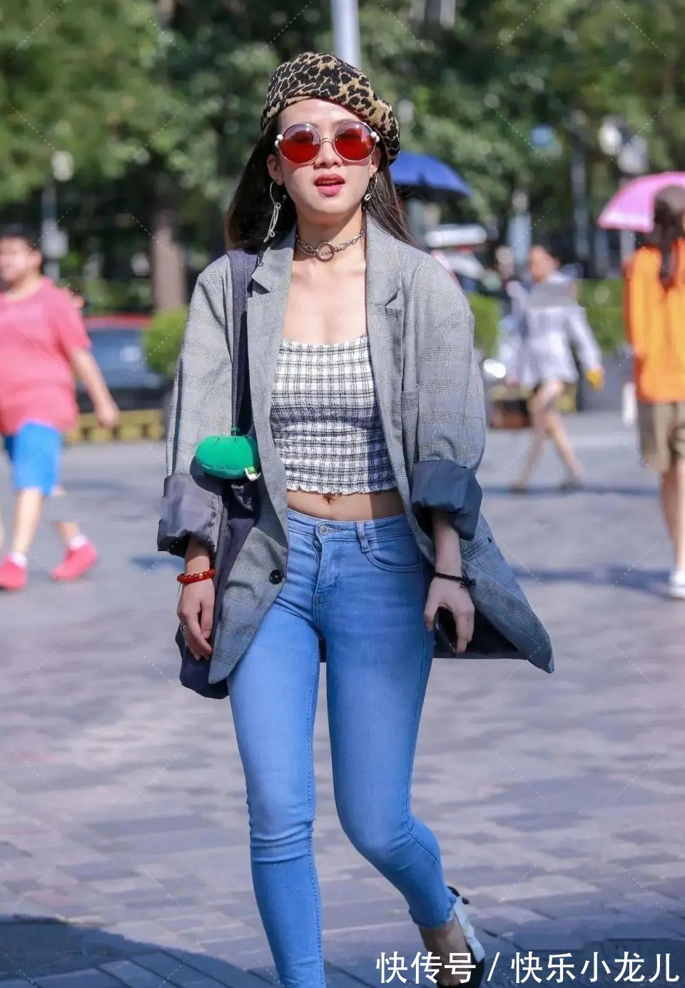 因循|牛仔裤虽然没有以前那么流行了，但是会搭配的小姐姐穿上还是很好看的