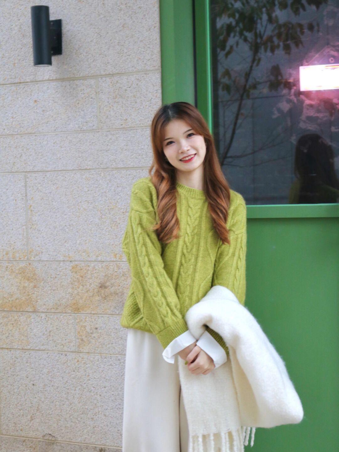 芥末绿|这才是大方得体的冬季搭配,学会4款实用毛衣,照着穿太时尚