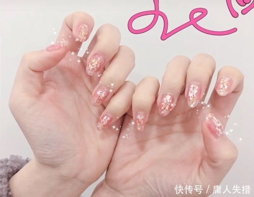 还在做新年美甲？温柔春季美甲上映，每款都仙气十足，美腻