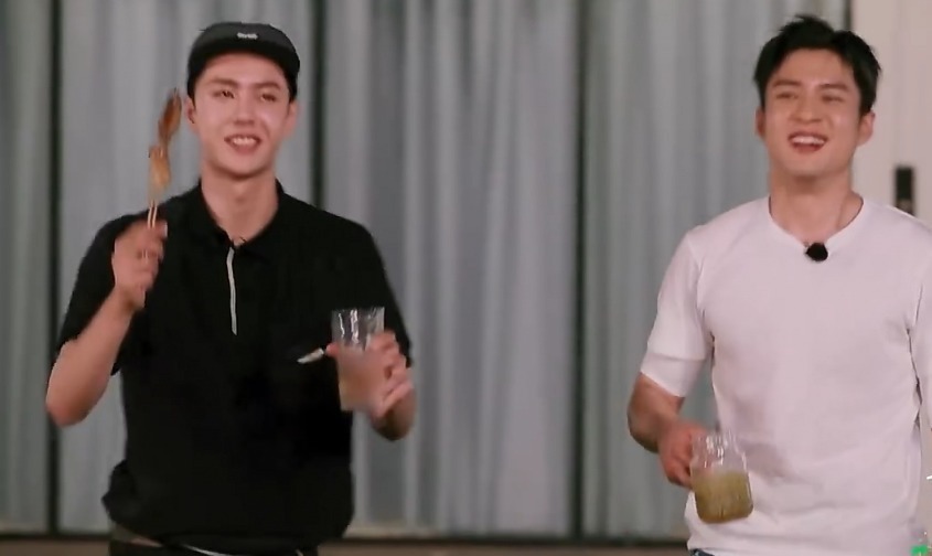 东君|韩东君见王一博太激动,感谢节目组深鞠躬,王一博高兴犯懵举鸡翅