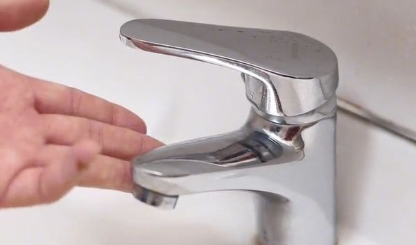 香烟加洗衣粉泡一泡太厉害了,10个家庭9个都需要,一年省不少钱