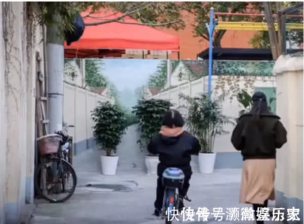 作画$美术生在墙上作画,路人无奈撞墙,网友打死这个“天才”熊孩子