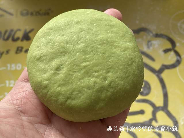 好吃又好看的小面包,扁扁平平的外貌像是一块‘饼’,其实不是哟