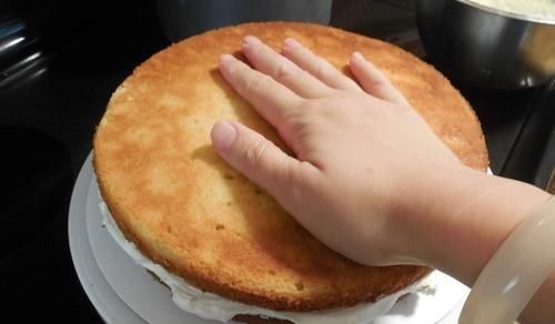 父母眼中的蛋糕VS我们期待收到的蛋糕，吃货我只想正常过个生日