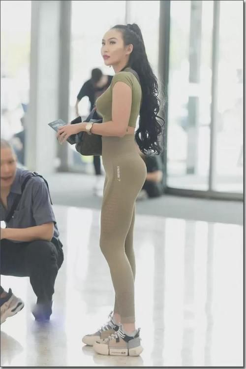 小姐姐|时尚穿搭：小姐姐这身好纹绣搭配瑜伽裤，太有气质了