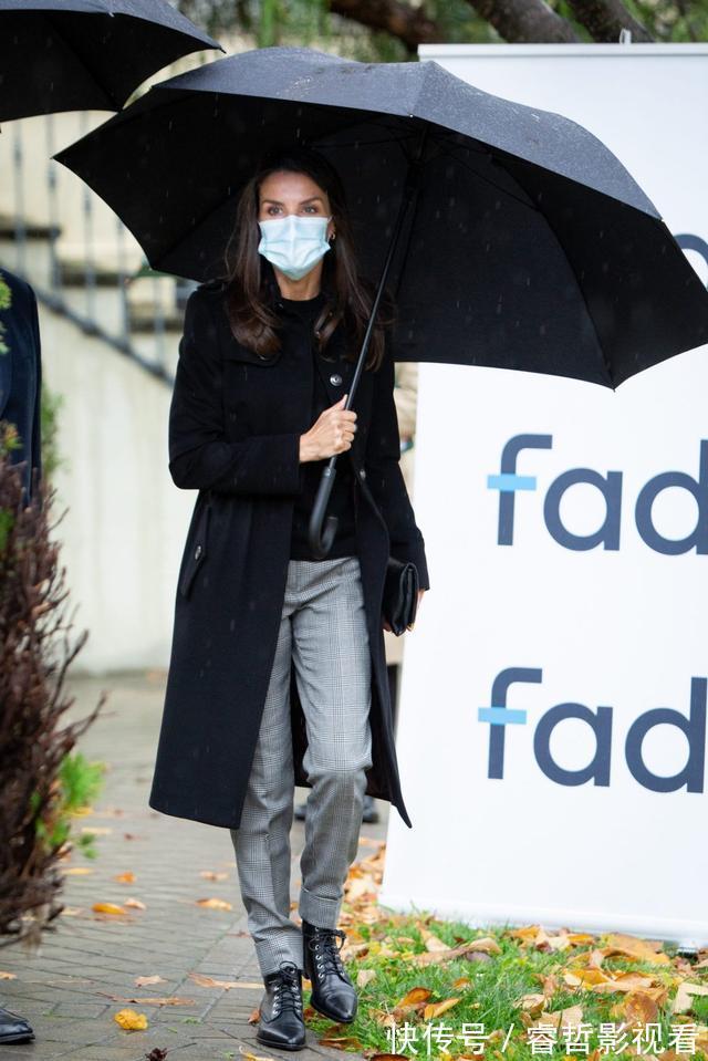 深色 降温怎么穿搭?西班牙王后抗冻有一套,时尚并不意味着一定露腿