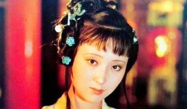 薛宝钗|薛宝钗和林黛玉,谁的教养最好两人的贴身丫头早就说明一切!