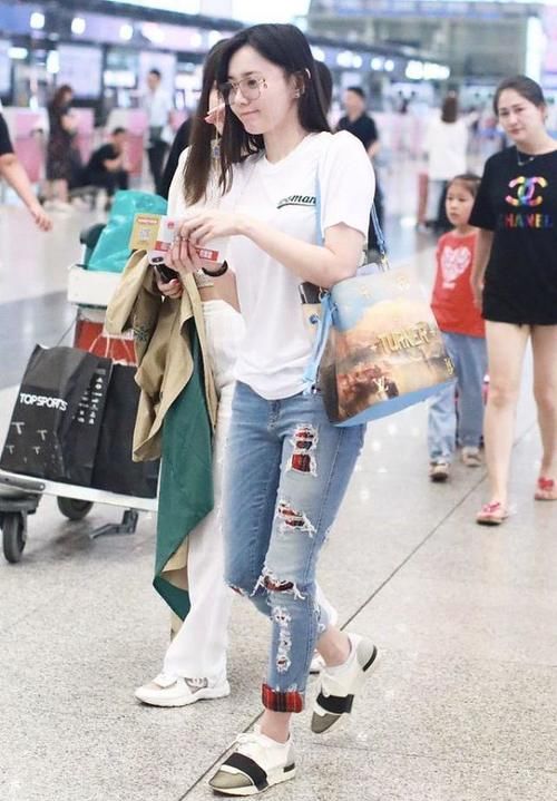 妹子们|小姐姐清纯的样子还挺好看的，穿一身白T恤，看着真无害
