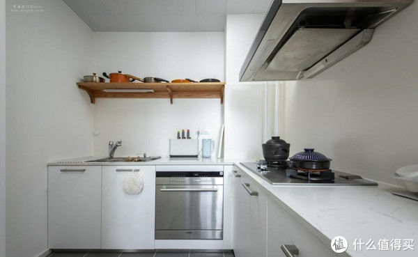 客厅|80后太太的“穷装”新居火了,大白墙不吊顶,却被评为最美盐系家