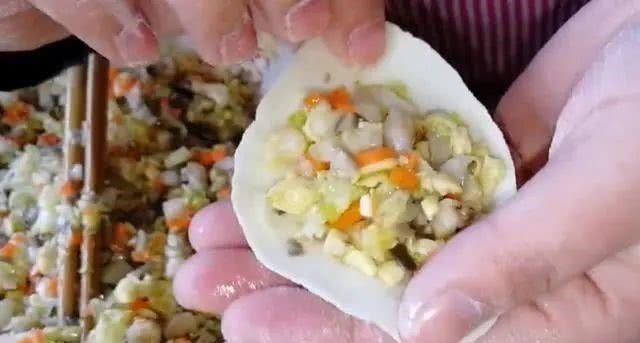 包饺子别放肉和鸡蛋了,用它做馅料,比肉饺子还香,营养还补钙
