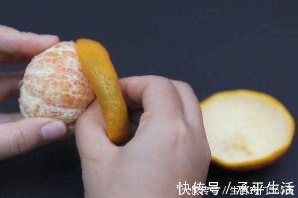 家中突然停电别慌,只需剥一个橘子,瞬间照亮整个屋子,太棒了!