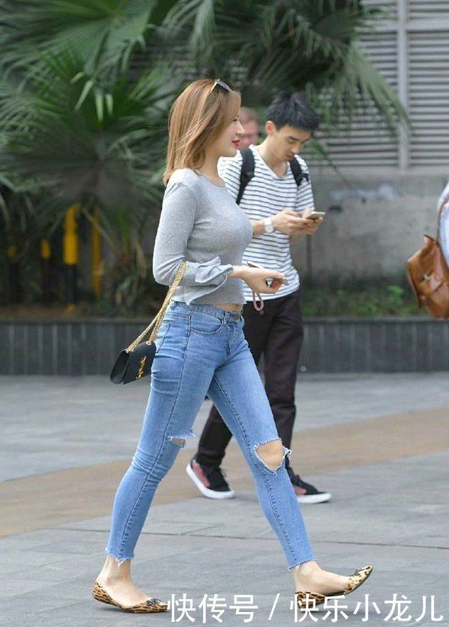 画面感|紧实款式的牛仔裤,释放电力,超撩人的抚媚姿态画面感十足!