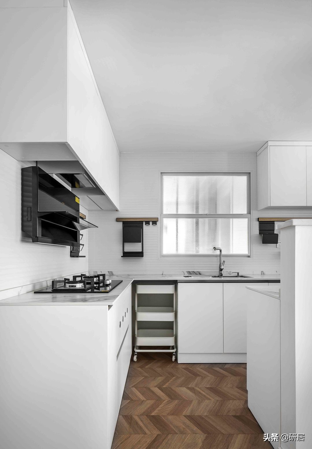 厨房|买下80平小宅，极简装修一尘不染，沙发背后就是厨房，高级又实用