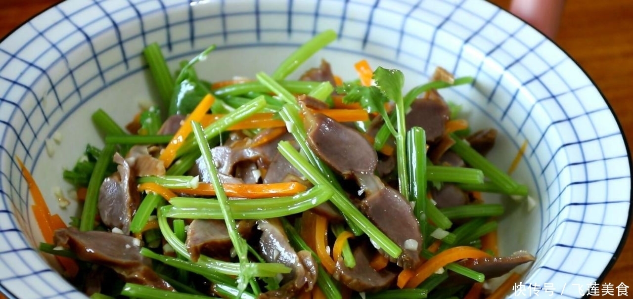 凉拌鸡胗别直接焯水,先卤后拌更入味,脆嫩爽口,下饭又下酒