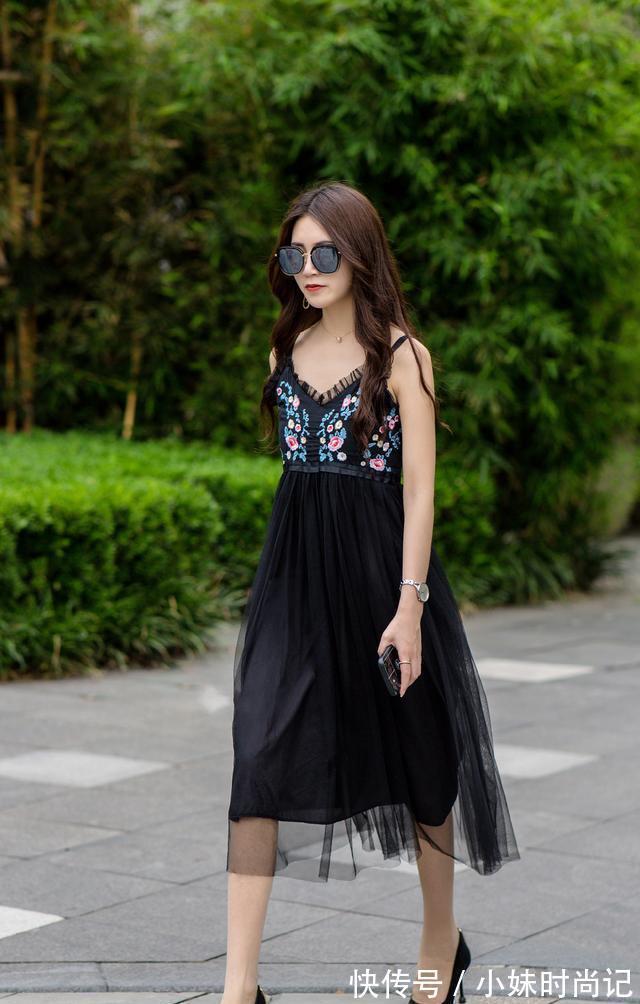 腿肚|连衣裙搭配尖头细跟鞋,是强强联手的组合,修饰身材还提升气质