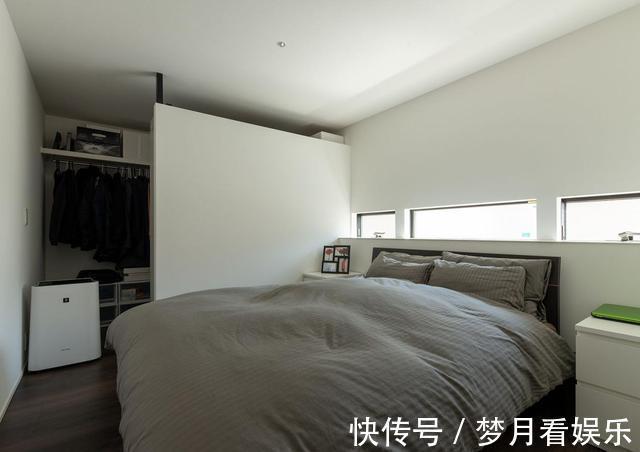 下雨天|顶楼复式,楼梯装家里占面积又碍事,不如把楼梯口封了挪到露台上