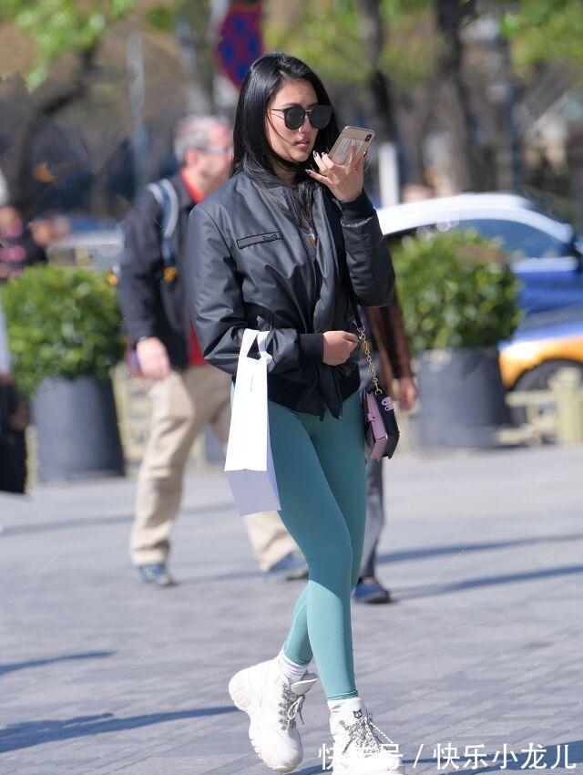 女神 打底裤的打扮尽显优雅气息,展现女神的自信,好看又不简单