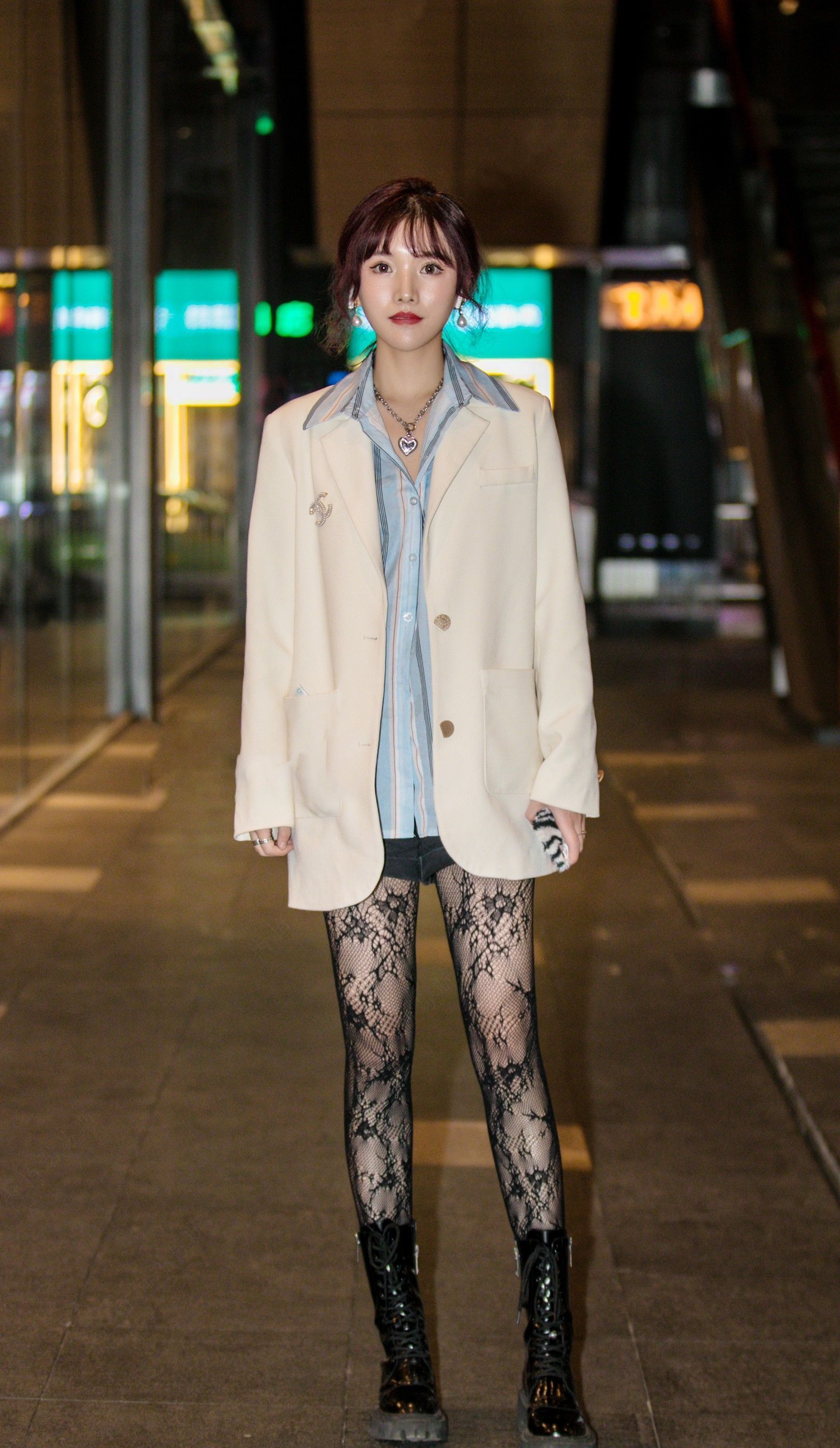  搭配一|这个冬天，黑色提花丝袜火了，搭配冬装提升档次，穿出时髦精效果