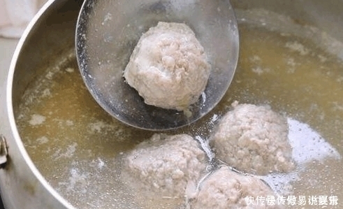 你们煮肉丸都是直接下锅难怪肉发柴口感差,正确方法在这