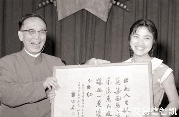 庙前&山海关孟姜女庙前有副对联,很多人不会读,郭沫若却说是天下奇联